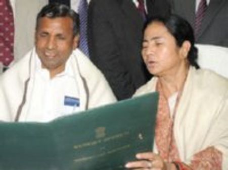 उत्तराखंड: ऋषिकेश में रेल मंत्री का पुतला फूंका गया