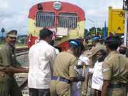 तेलंगाना में 'रेल रोको' आंदोलन, दर्जनों ट्रेनें रद्द, यात्री बेहाल
