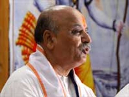 पाकिस्‍तानी तत्‍वों से प्रेरित होकर हुई साध्वी की गिरफ़्तारी: तोगड़िया
