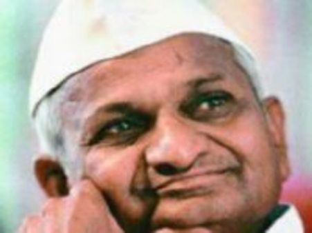 भ्रष्टाचार के खिलाफ हजारे को हजारों का समर्थन