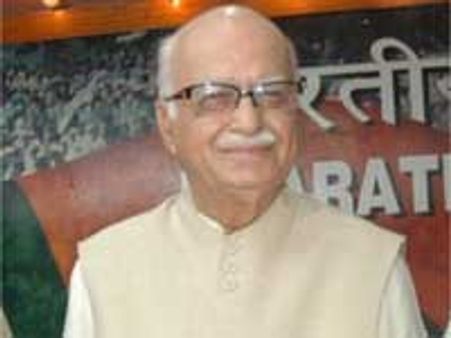 मनमोहन के प्रति मुलायम पड़े आडवाणी, असांज पर बरसे