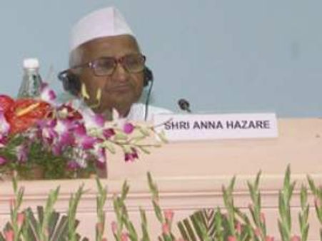 अन्‍ना हजारे के कहने पर कमेटी में बने रहेंगे जस्टिस हेगड़े