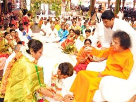 हाथ की सफाई छोड़ बाबा का सम्मान करता हूं: जादूगर पीसी सरकार