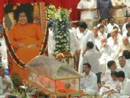 महासमाधी में समा गए सत्‍य साईं बाबा