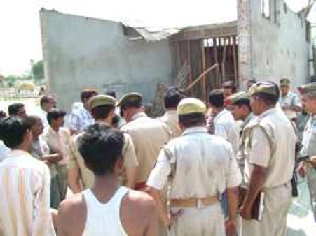 लखनऊ हज हाउस की छत गिरी 1 की मौत