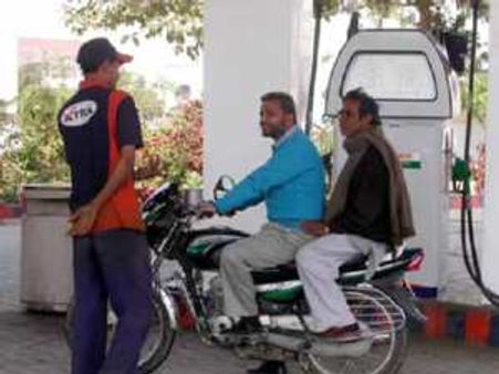 पैट्रोल की आग से झुलसा लोगों का बजट, हैरान सरकार के नुमाइंदे