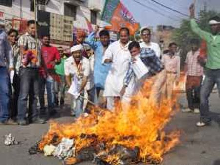 दिल्ली : पैट्रोल के दामों को लेकर सड़क पर उतरी भाजपा, चक्का जाम