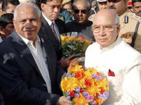 भारद्वाज ने इस्तीफे से इंकार किया, येदियुरप्पा के कसीदे पढ़े