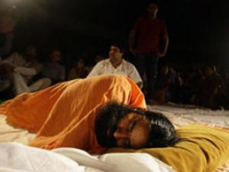 अनशन तोड़ने के लिए बाबा को मना लूंगा : श्री श्री रविशंकर