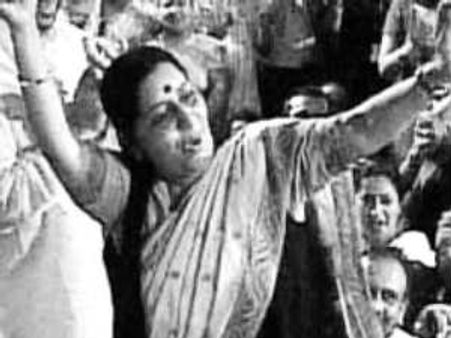 कांग्रेस ने गडकरी को 'जोकर' और रामदेव को 'भोगी' कहा