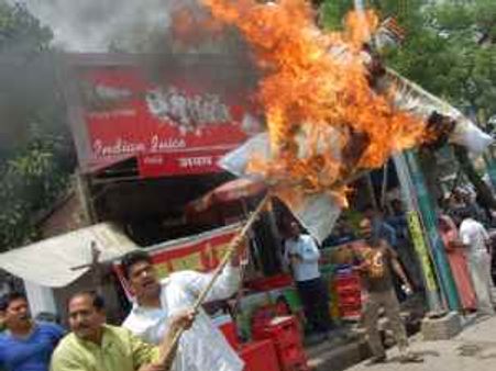 मनमोहन की महंगाई निवाले के विरोध में विपक्ष का प्रदर्शन