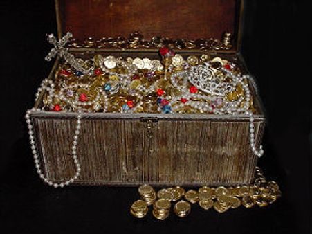 खजाने की आस में मंदिर में घुसे लुटेरे