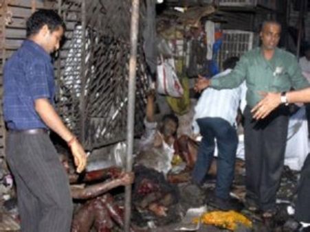 24 घंटों बाद भी आतंकी हमलों का सुराग नहीं