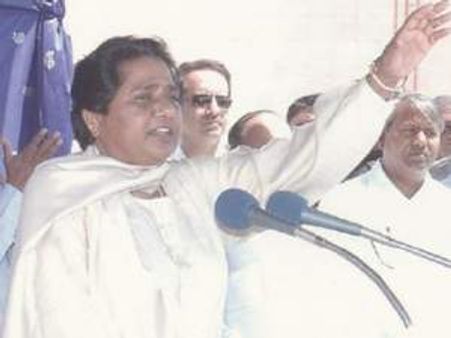 तिलमिलाई मायावती ने कहा, राज ठाकरे और आतंकवादी में कोई अंतर नहीं