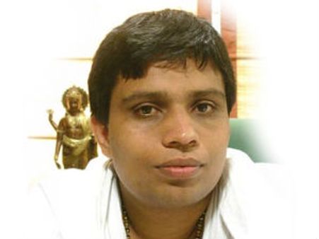 बालकृष्‍ण पर मामला दर्ज, देश छोड़कर नहीं जा सकेंगे