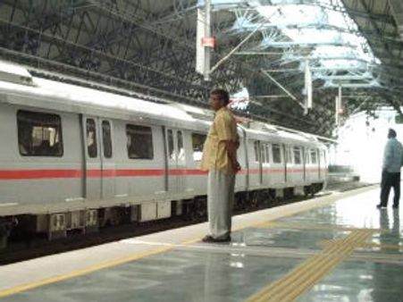 मेट्रो स्टेशन पर तमंचे के साथ पकड़े गए पति-पत्नी