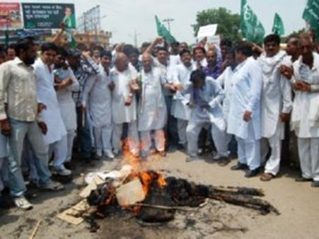 राजीव गांधी ट्रस्ट को जमीन देने पर बिफरा इनेलो