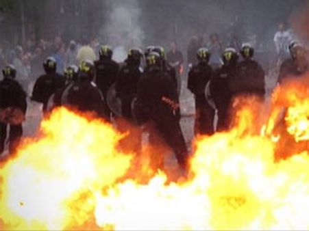 लंदन में दंगों को भड़काने के लिए ब्‍लैकबेरी और फेसबुक जिम्‍मेदार