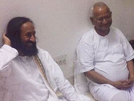 अगर अन्ना के साथ है तो 4 बजे इंडिया गेट पहुंचे जनता : श्री श्री रविशंकर