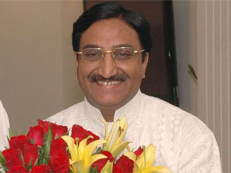 निशंक पहुंचे दिल्ली, आज दे सकते हैं इस्तीफा