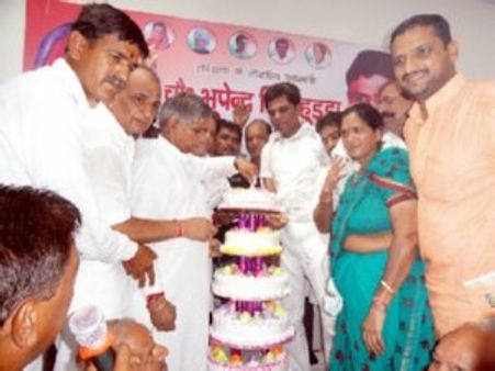 हुड्डा के 65वें जन्‍मदिन पर कटा 65 किलो का केक