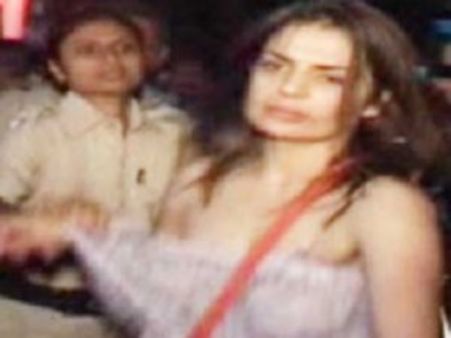 नशे में एयरहोस्‍टेस ने किया जमकर बवाल, गिरफ्तार