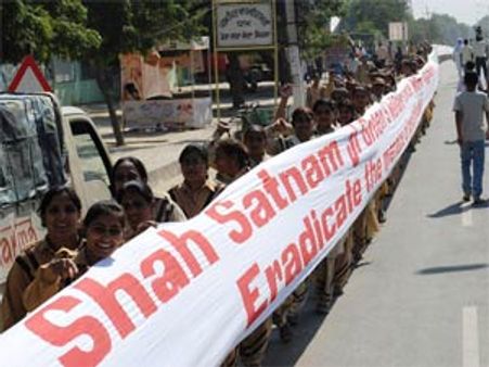 वेश्यावृति के खिलाफ 500 मीटर का बैनर लेकर निकाली जागरूकता रैली