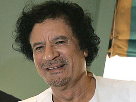 गद्दाफी का दफानाने में देरी, नुमाईश के लिए रखा गया है शव