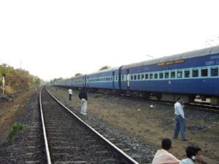 दुरंतो एक्सप्रेस की चपेट में आकर दो बच्‍चों की मौंत