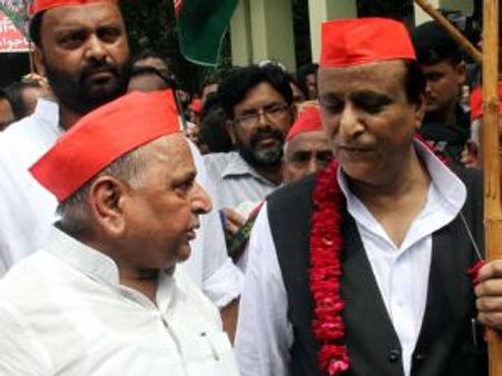 पीस पार्टी की महिला सदस्यों ने थामा सपा का हाथ