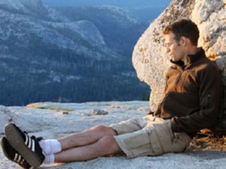 झुके हुए कंधों वाले पुरुष होते हैं शालीन व गंभीर