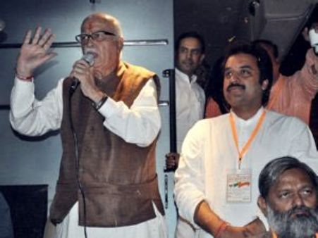 हिसार में आडवाणी का पुराना राग- कहा कमजोर हैं पीएम