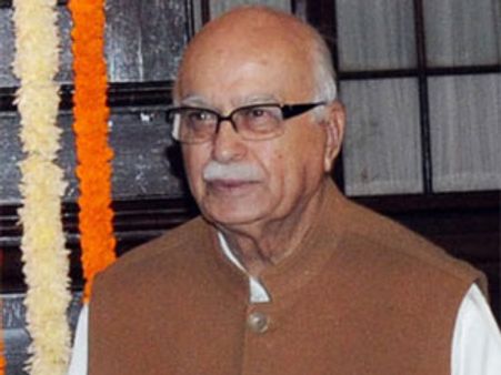 कैश फार वोट में गिरफ्तार सांसदों का हो सम्मान: आडवाणी