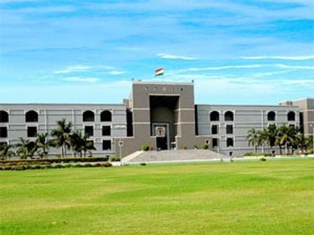 गुजरात हाई कोर्ट ने की इशरत मुठभेड़ पर पिल्‍लई की खिंचाई