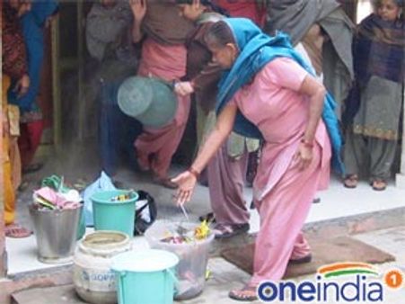 सफाई न करने पर नगर पालिका के ऑफिस में डाला कूड़ा