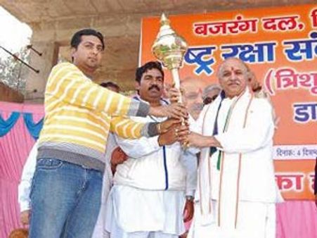 एफडीआई पर देश को गुमराह कर रहे हैं प्रधानमंत्री: तोगड़िया