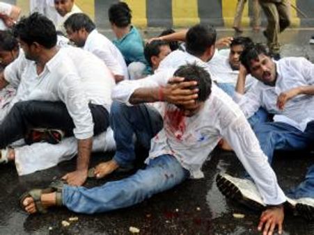 लाठी के बल पर कुचले जाते हैं मानवाधिकार