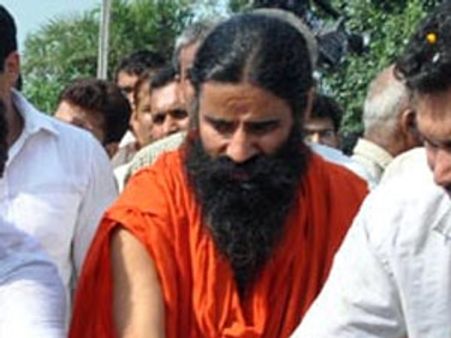 कोई चोर उचक्‍का नहीं, समाजसेवी है रामदेव पर स्‍याही फेंकने वाला