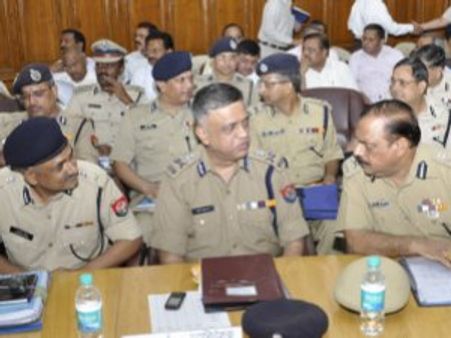 यूपी: चुनाव की तैयारियों को लेकर कमिश्‍नर और एसपी में झड़प