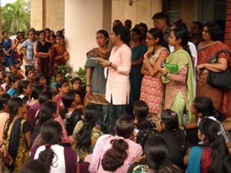 शराब ने नशे में धुत्त टीचर ने छात्राओं को नचाया