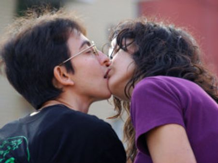 किसका किस सबसे लंबा, साबित करने में जुटे 7 जोड़े