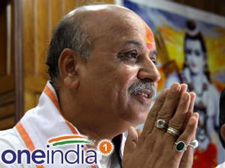 प्रवीण तोगड़िया ने ओवैसी को कहा कुत्‍ता, हंगामा