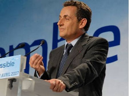 फ्रांस के राष्‍ट्रपति पर चले अंडे, छिपे शराबखाने में