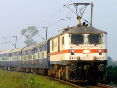 डीजल के दाम बढ़े तो बढ़ेगा ट्रेन का किराया