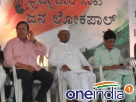 अन्ना के मंच से खनन माफियाओं पर निशाना