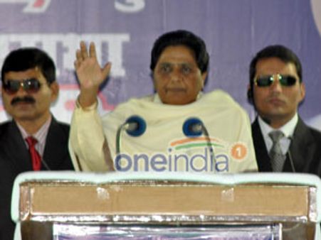 सपा की दुश्‍मन माया ने दो यादवों को पार्टी से किया बाहर