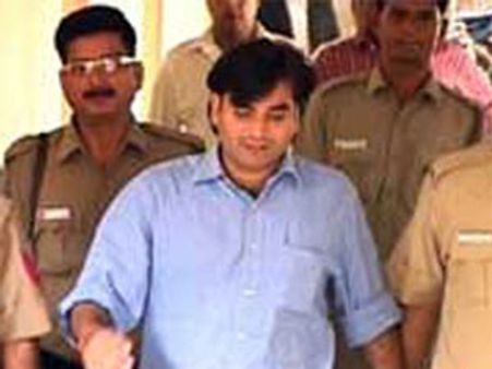 नीतीश के हत्यारे विकास को मौज कराने वाले सिपाही निलंबित