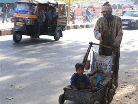 यूपी में कोई भूखा मरा तो डीएम की खैर नहीं