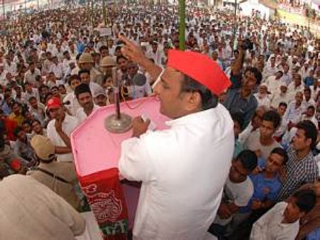 राज्यों के साथ मिलकर आतंकवाद से निपटे केन्द्र: अखिलेश