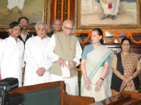 जानिए क्‍या-क्‍या सुविधाएं मिलती हैं आपके सांसद को